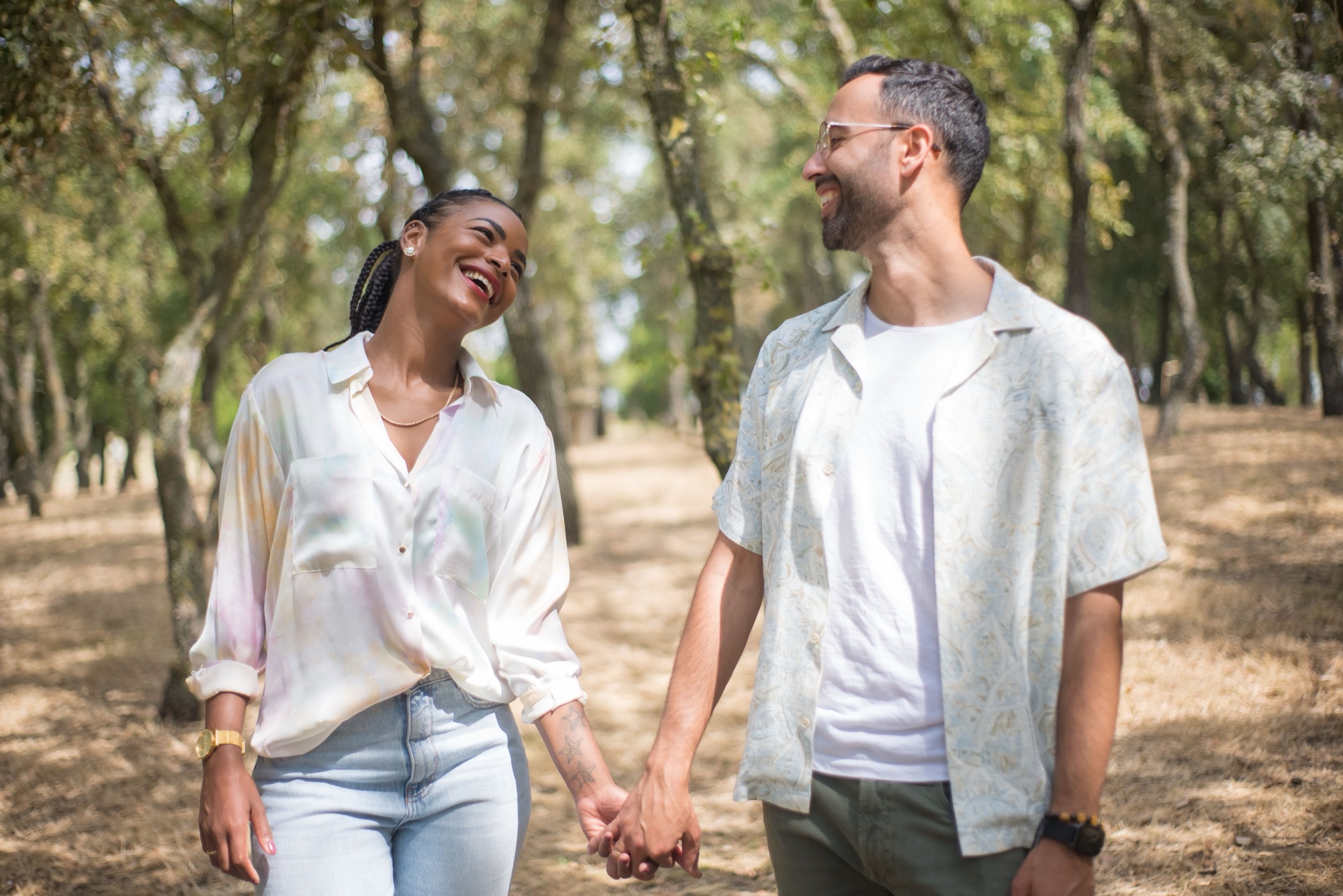 Childfree couple laughing together on a walk - what the research says about regret and life satisfaction